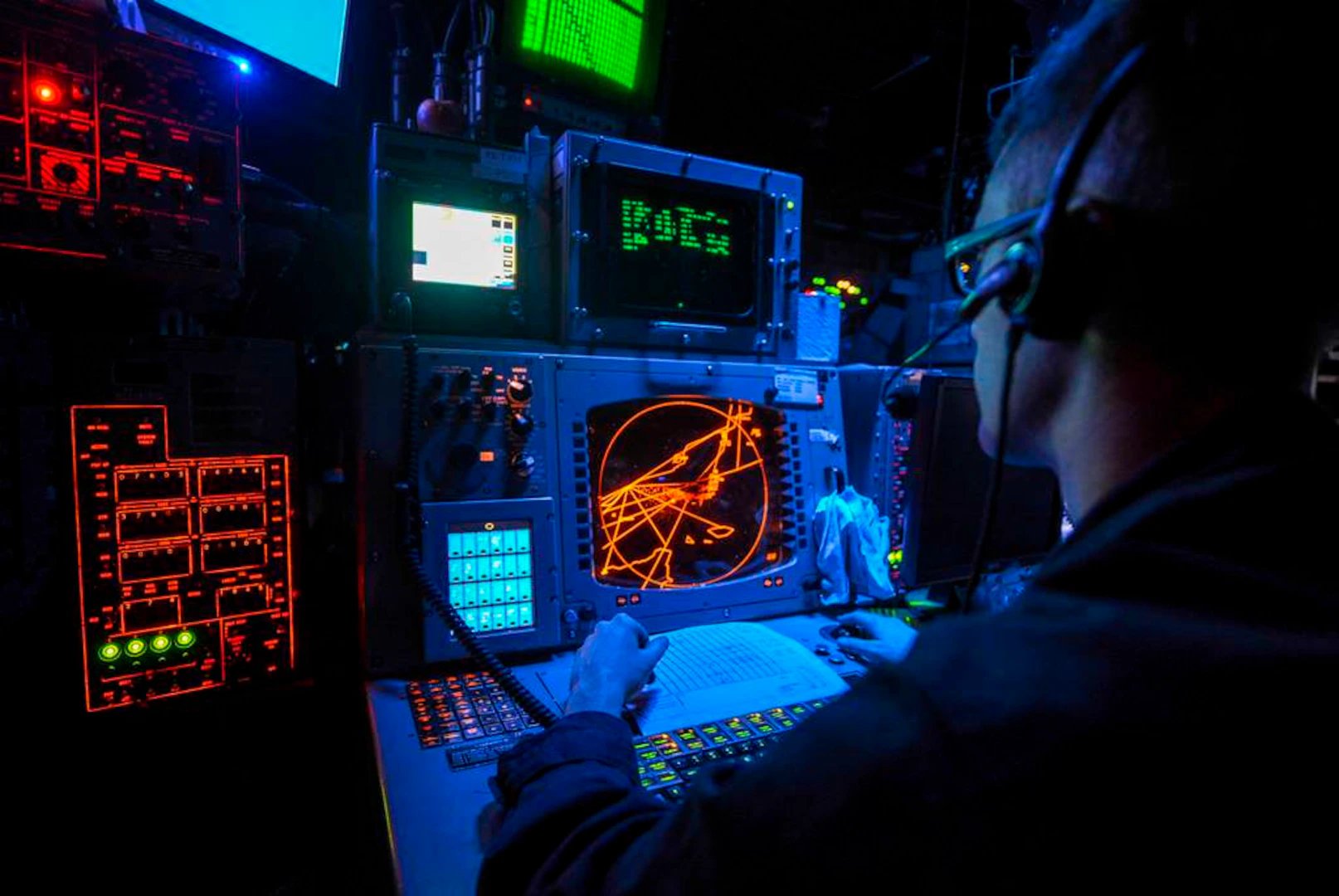How can virtualization and containerization help an integrated combat system for the Navy?